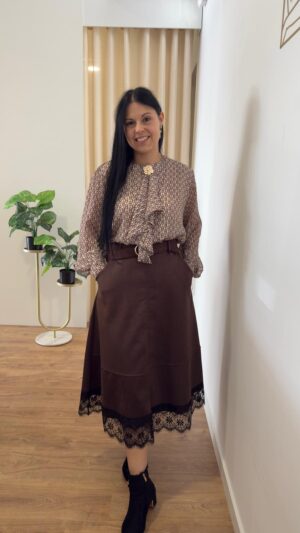 Blusa com alfinete dourado